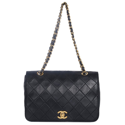 Classic full flap shoulder bag in black quilted leather
