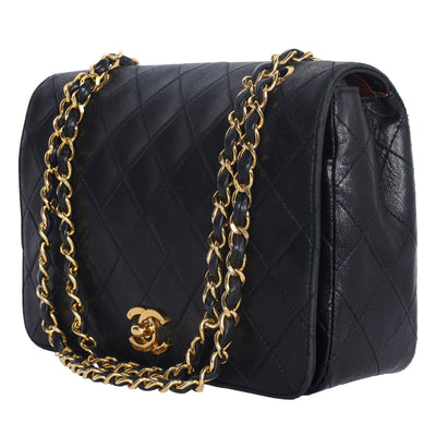 Classic full flap shoulder bag in black quilted leather