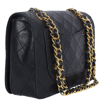Classic full flap shoulder bag in black quilted leather