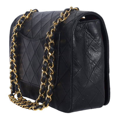 Classic full flap shoulder bag in black quilted leather