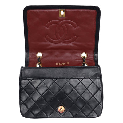Classic full flap shoulder bag in black quilted leather