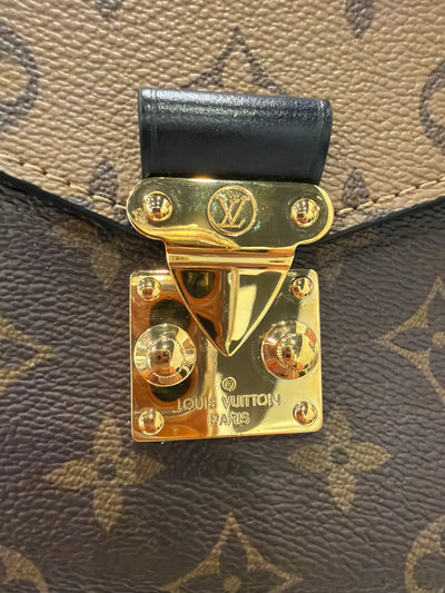 Reverse Monogram Pochette Métis