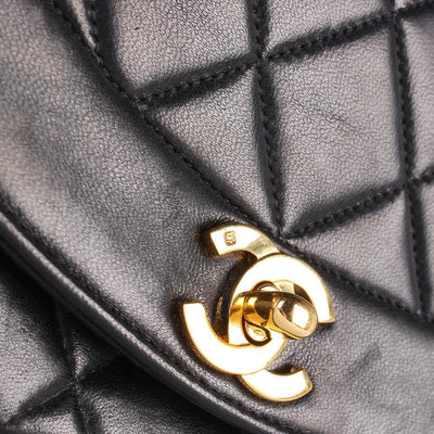 Classic Flap CC Leather Diana 22 Cross Body Bag