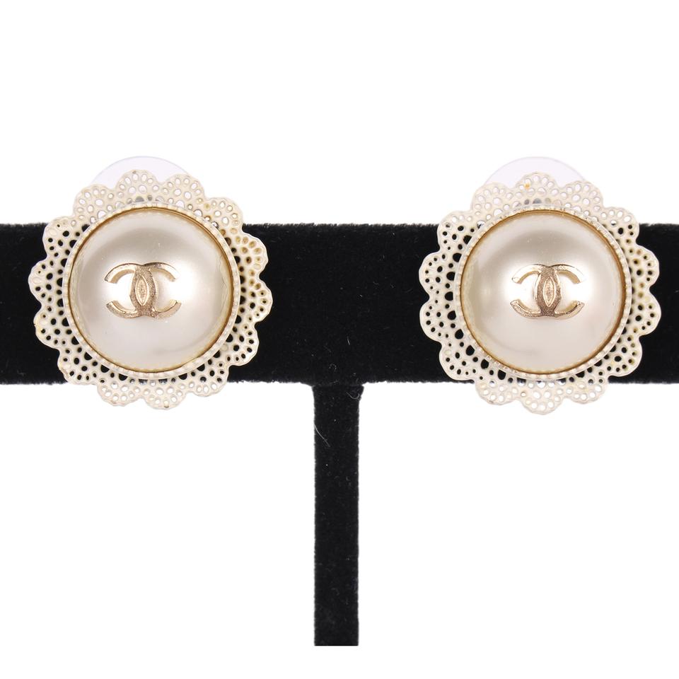 Chanel CC Logo Faux Pearl Earrings Clip On Silver Tone c2003 – Sophie Jane